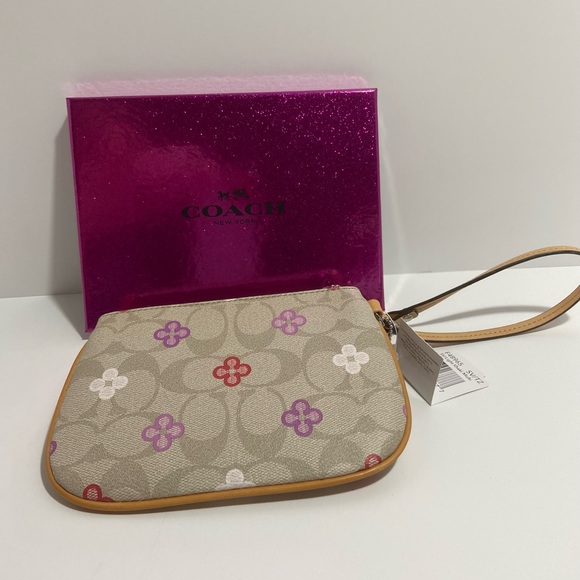 🆕NEW-COACH WRISTLET IN FLORAL PRINT WITH COACH LOGO-C ON IT. VERY STYLISH. - Picture 4 of 6